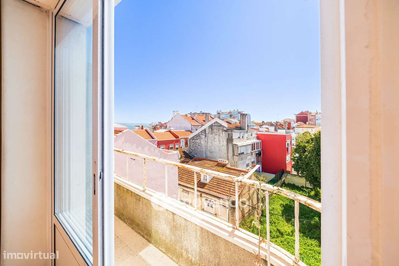 Apartamento T2 com duas varandas, na Graça, em Lisboa-5