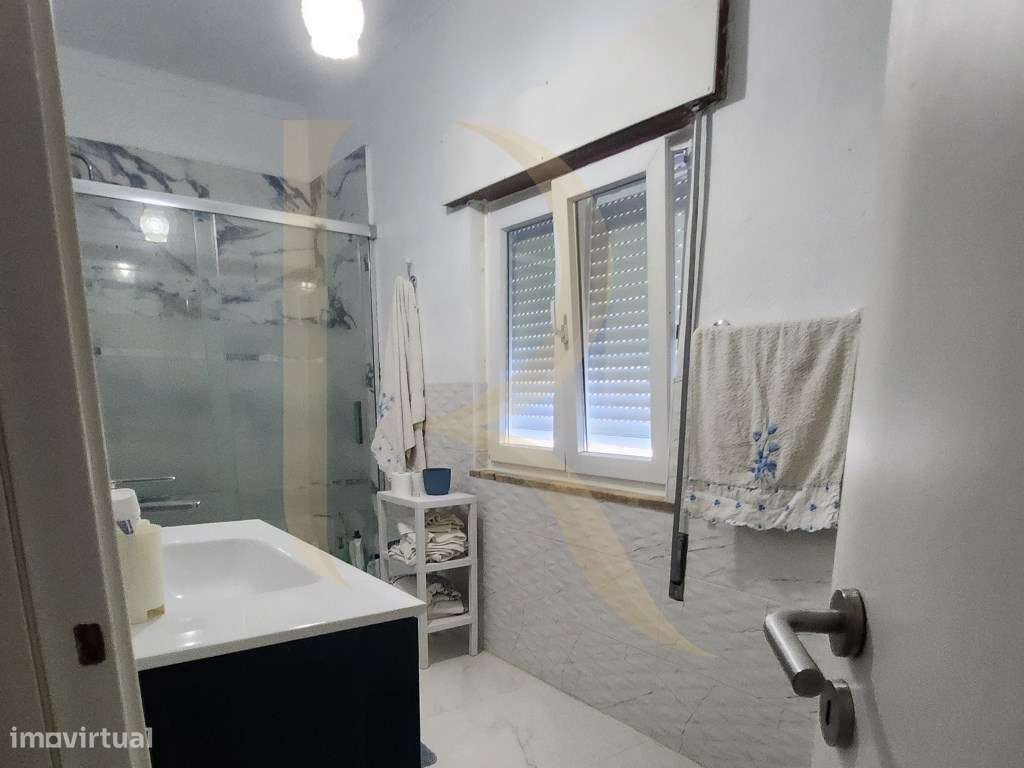 Moradia T3 transformada em T2 com Garagem, inserida num terreno de ...-18