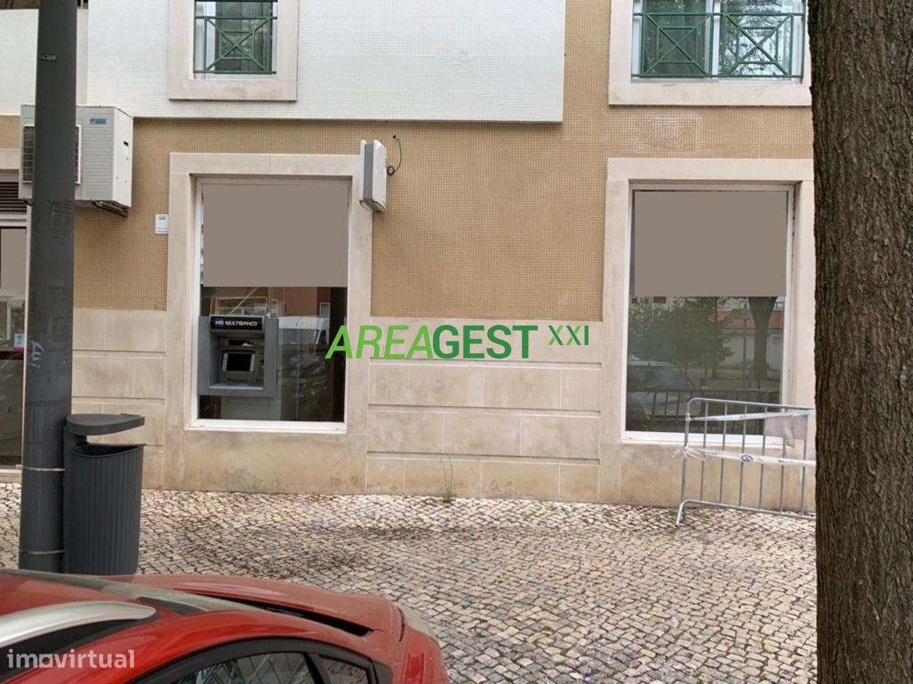 Loja para venda com rendimento, nas Laranjeiras, em Lisboa-9