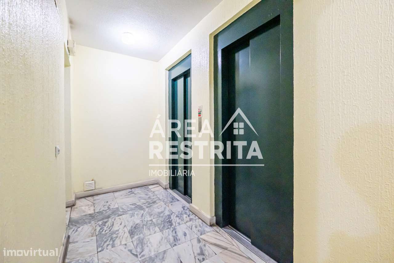 Apartamento T3 com parqueamento e elevador nos Fidalguinhos, Barreiro-38