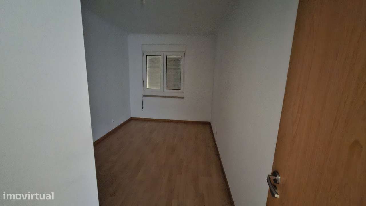 Apartamento T2 com 74m², Arrecadação e Estacionamento no Carregado-10