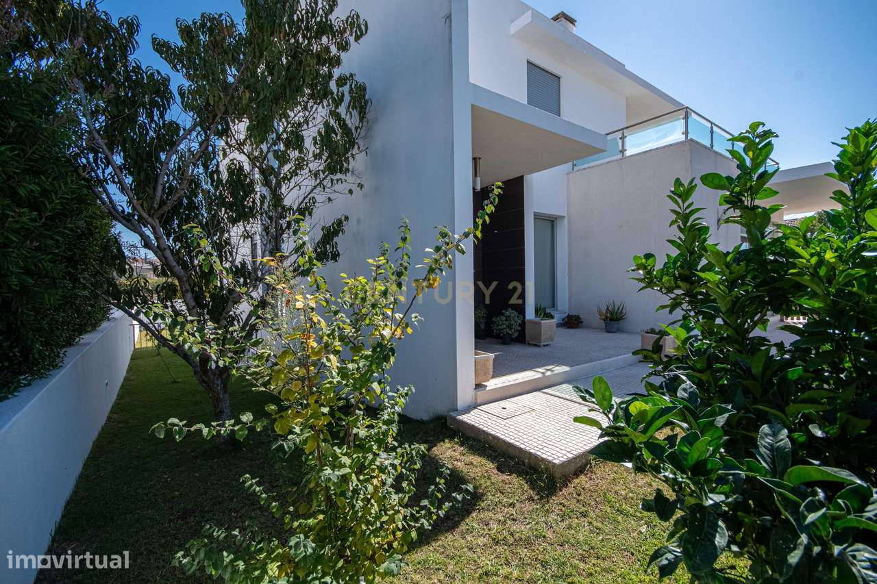 Moradia Isolada de Arquitetura Moderna com Piscina, Jardim e Garagem ( - Grande imagem: 5/60