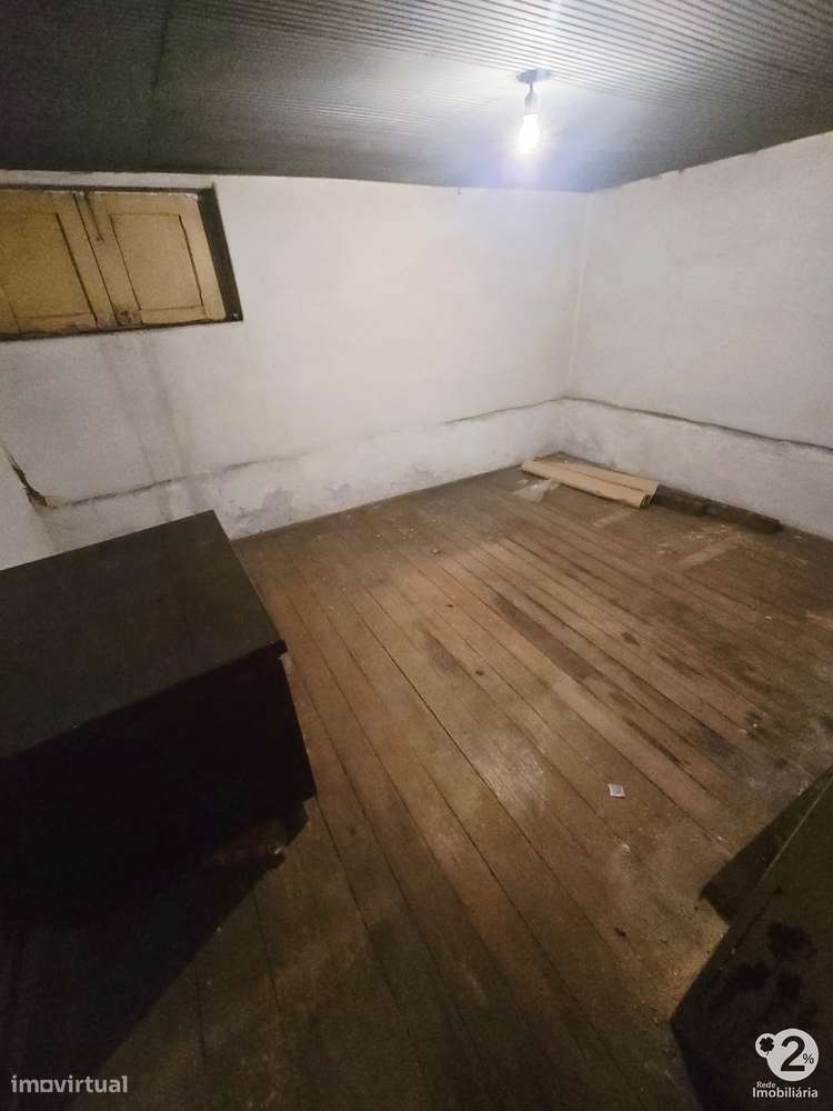 Moradia V3 no Porto perto do Parque Nascente ( para recuperar )-19