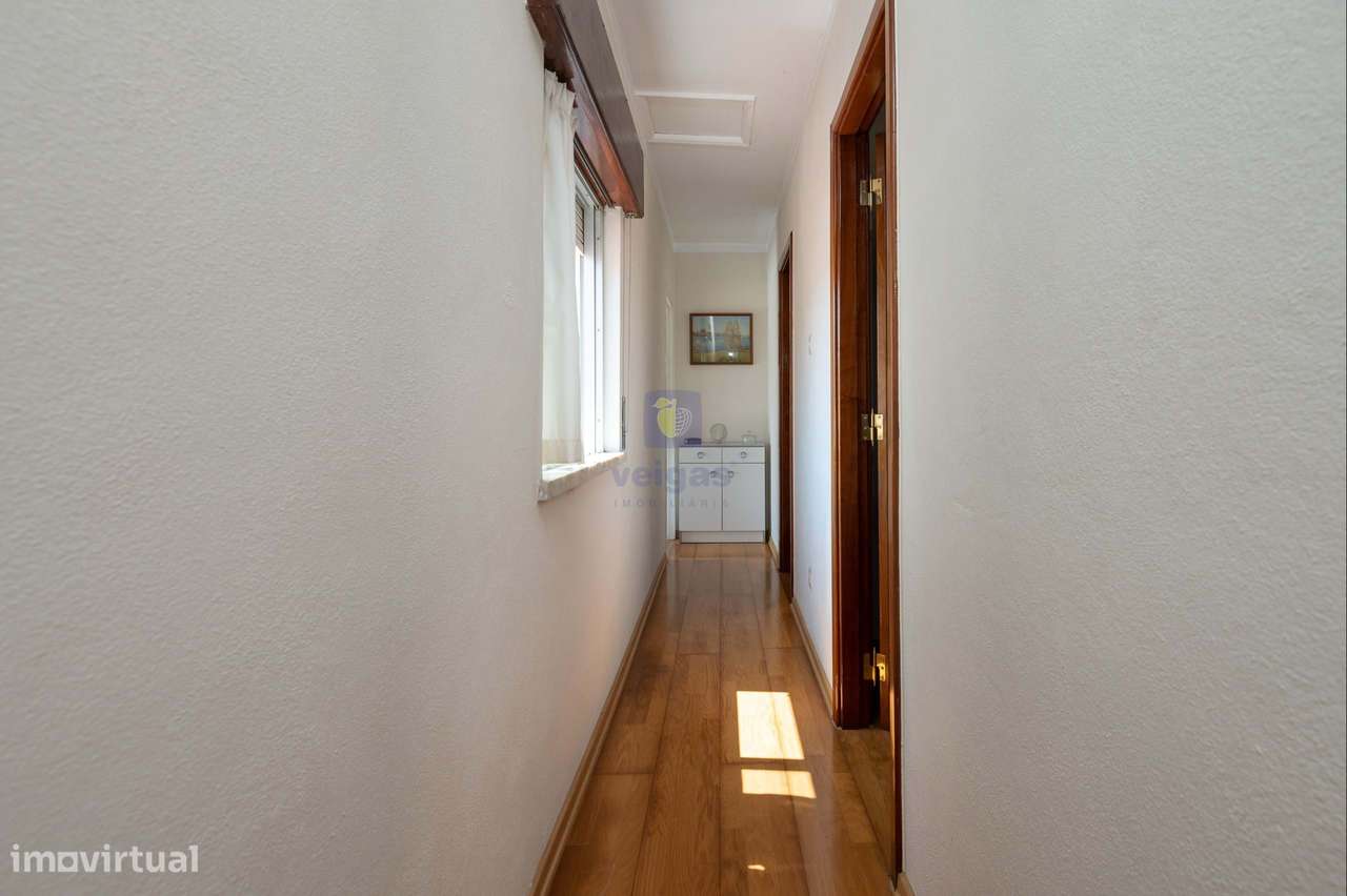 Moradia com Glamour! T4 com Garagem e Terraço no Centro de Vidais-26