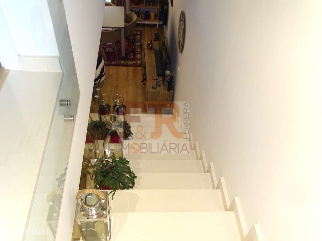 Semi-Nova Geminada Duplex T3 com Piscina Fernão Ferro-41