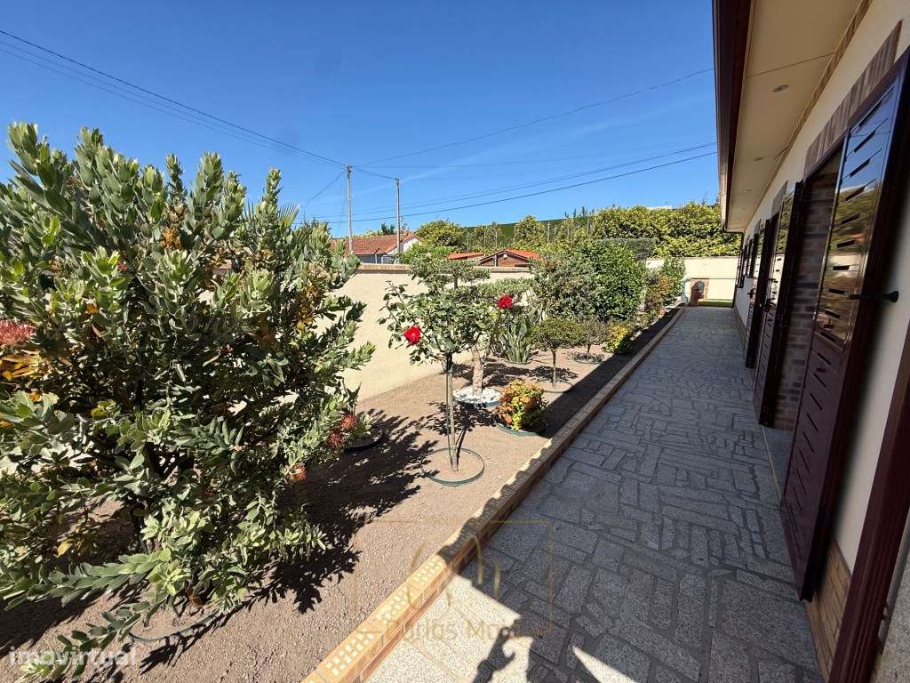 Moradia térrea e isolada, com piscina e inserida em 2 lotes na Póvo...-24