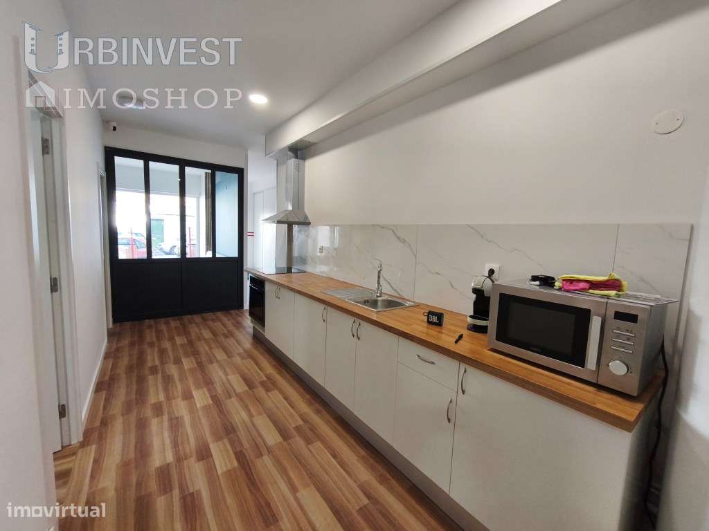 Loja Comercial Totalmente Remodelada no Centro de Quarteira, Algarve-10