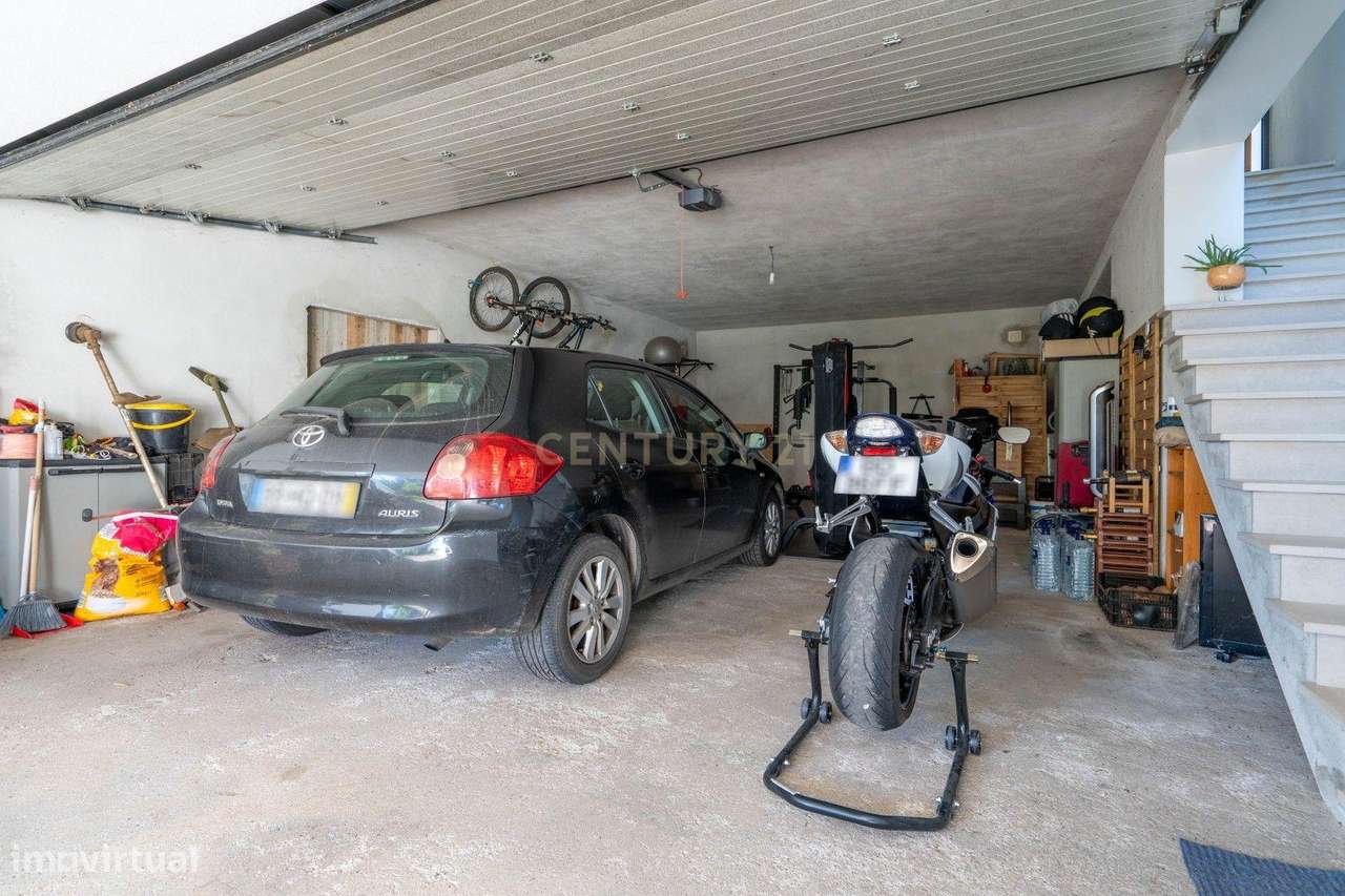 Moradia térrea T3+1 com linhas modernas,varandas,churrasco,jardim,gara-48