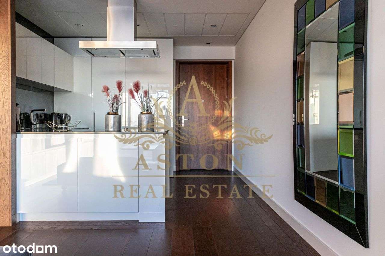 Spectacular apartment on 42nd floor on Złota 44-8