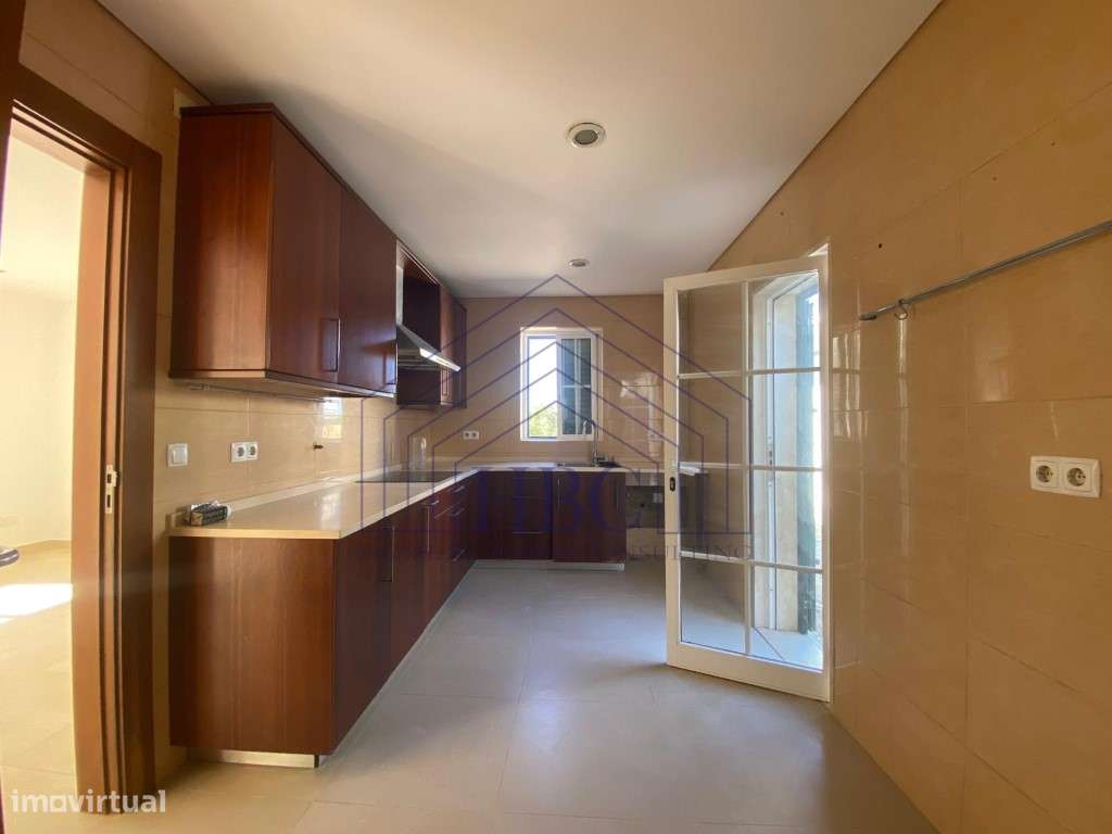 Moradia T4 com Amplo Jardim e Potencial de Remodelação em Alcabidec...-8