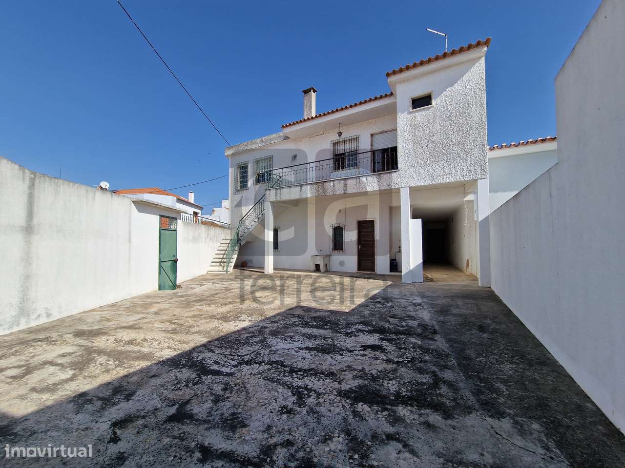 Moradia T3+1 no centro de Almeirim com garagem ampla e quintal-34