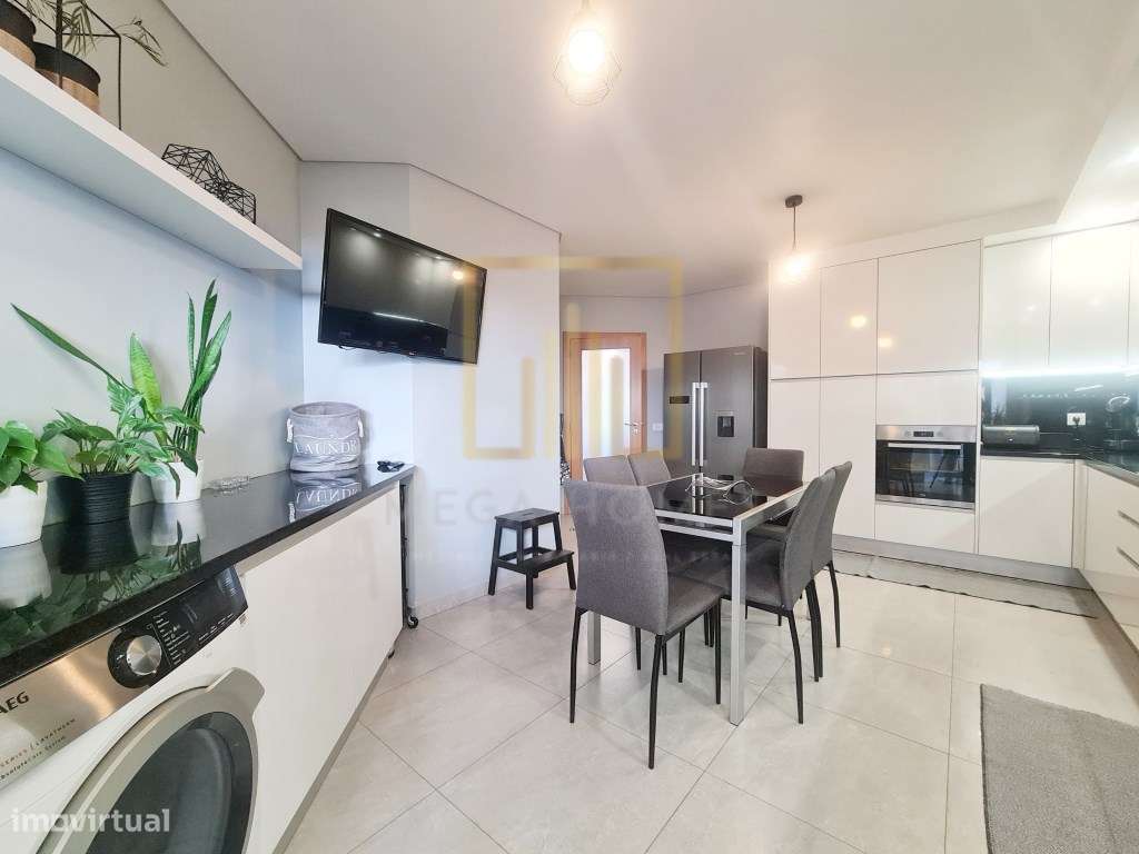 Apartamento T3 com Terraço e 3 WC, em Lagoa.-17