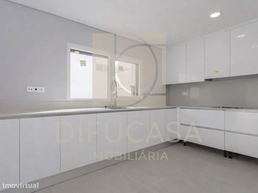 Moradia Com Garagem e Piscina Pronta a Habitar-12