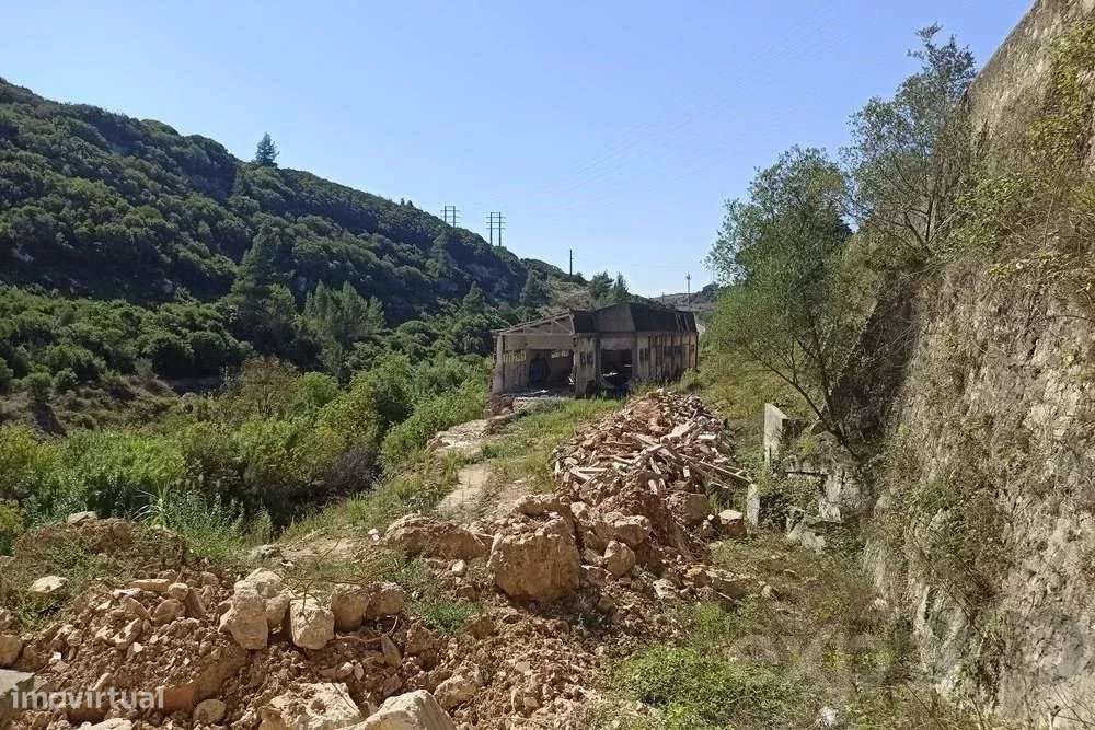 Terreno com edifícios junto ao rio Trancão - Grande imagem: 5/17