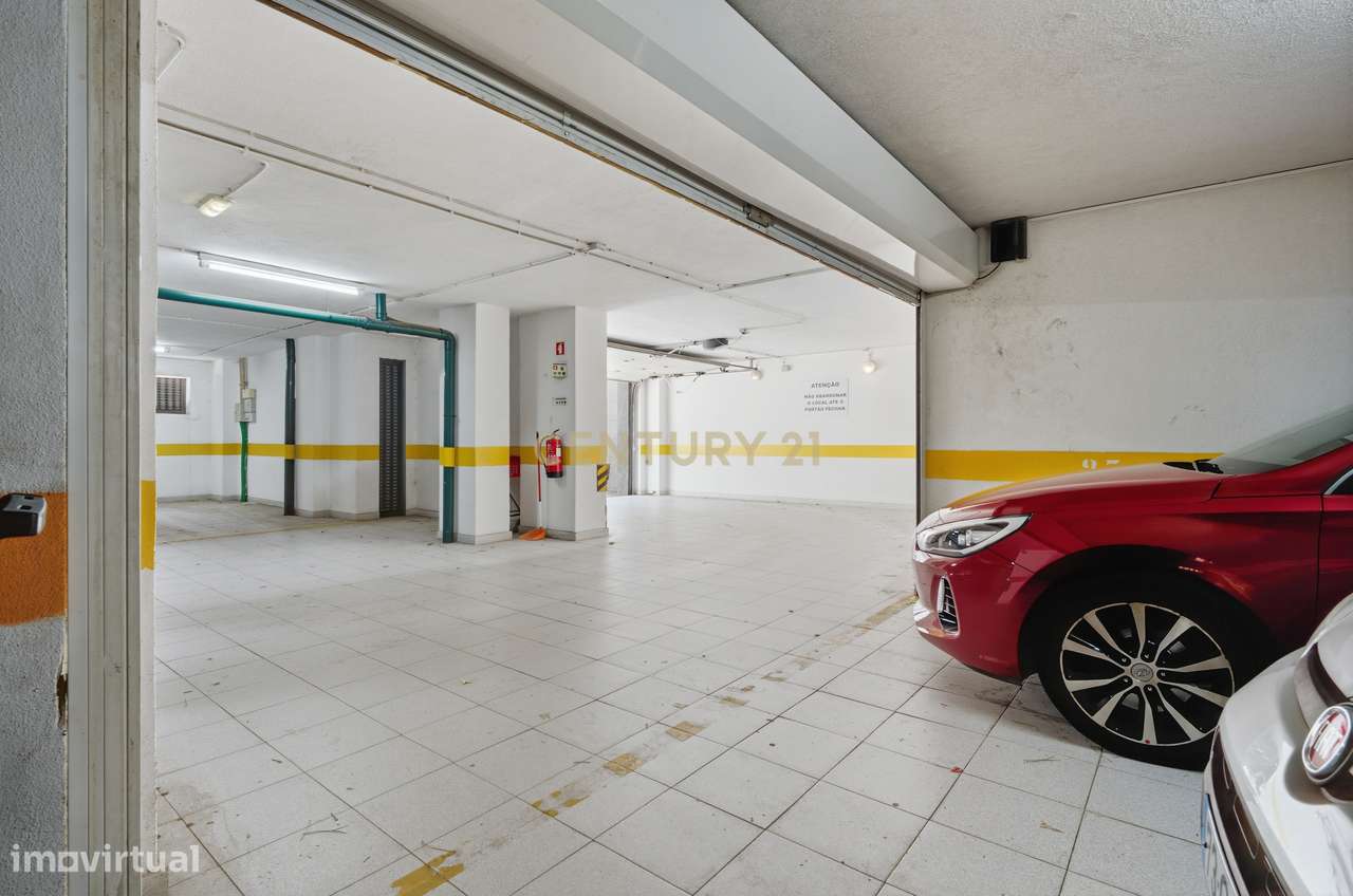 Elegante Apartamento T3 no Estoril com Box Fechada para 3 carros a pou-34