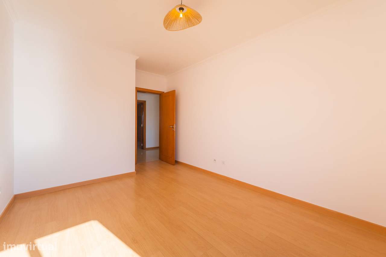 Apartamento T2 na Quinta do Conde com área de 136m2-34