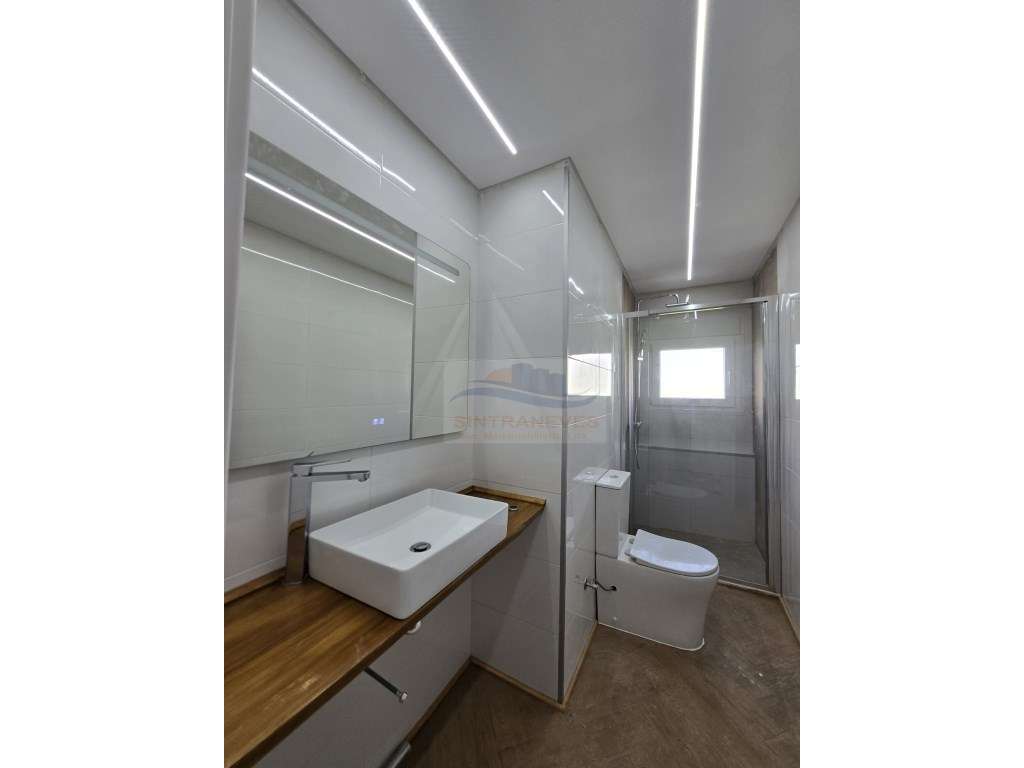 T3 Junto á Urbanização Vila Chã, com 2 WCS e Varandas - Totalmente ...-39