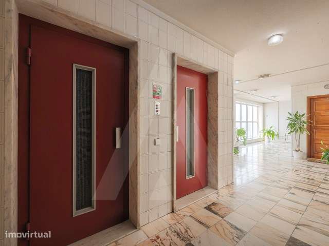 Apartamento T1+1 com arrumos e lugar de garagem em Mafamude!-26