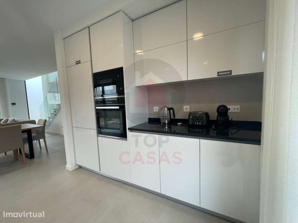 Moradia de arquitectura moderna com piscina privada-17