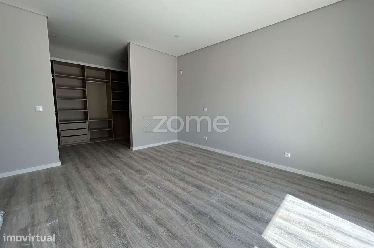 Moradia T4 com piscina, suíte e garagem em Azeitão-11