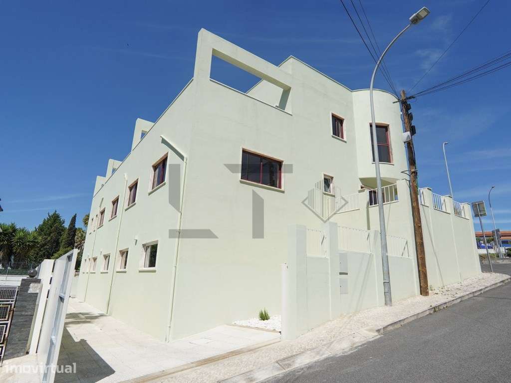 Prédio com Licença de Serviços para Arrendamento em Alfragide, Lisboa-52