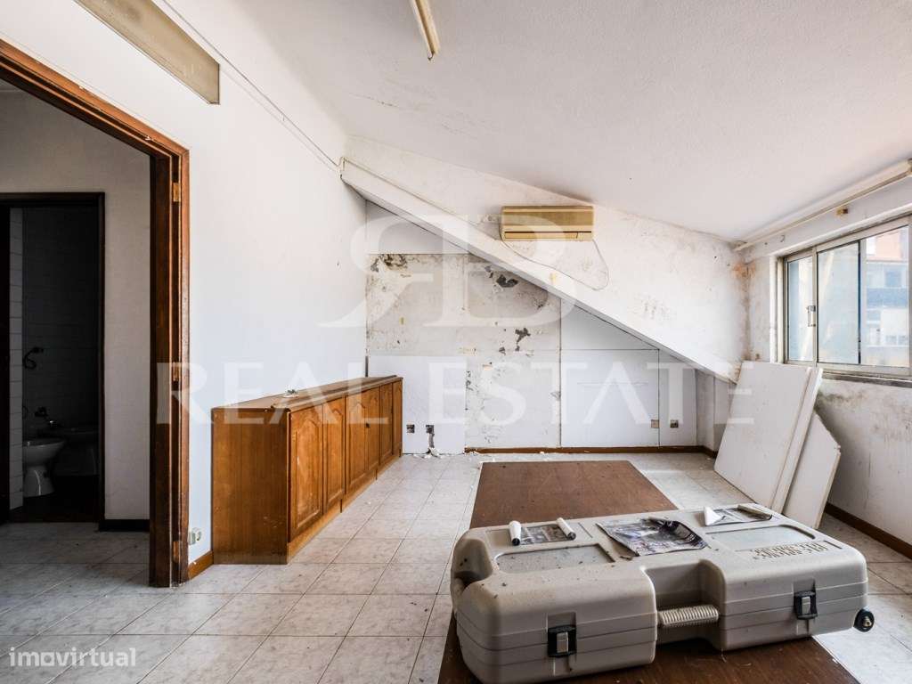 T2, para remodelação total | junto à Praça de Espanha | centro de L...-24