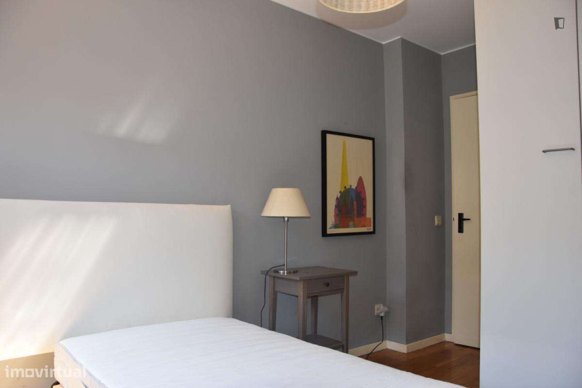 Quarto - localizado em Lordelo do Ouro Porto - Grande imagem: 2/8