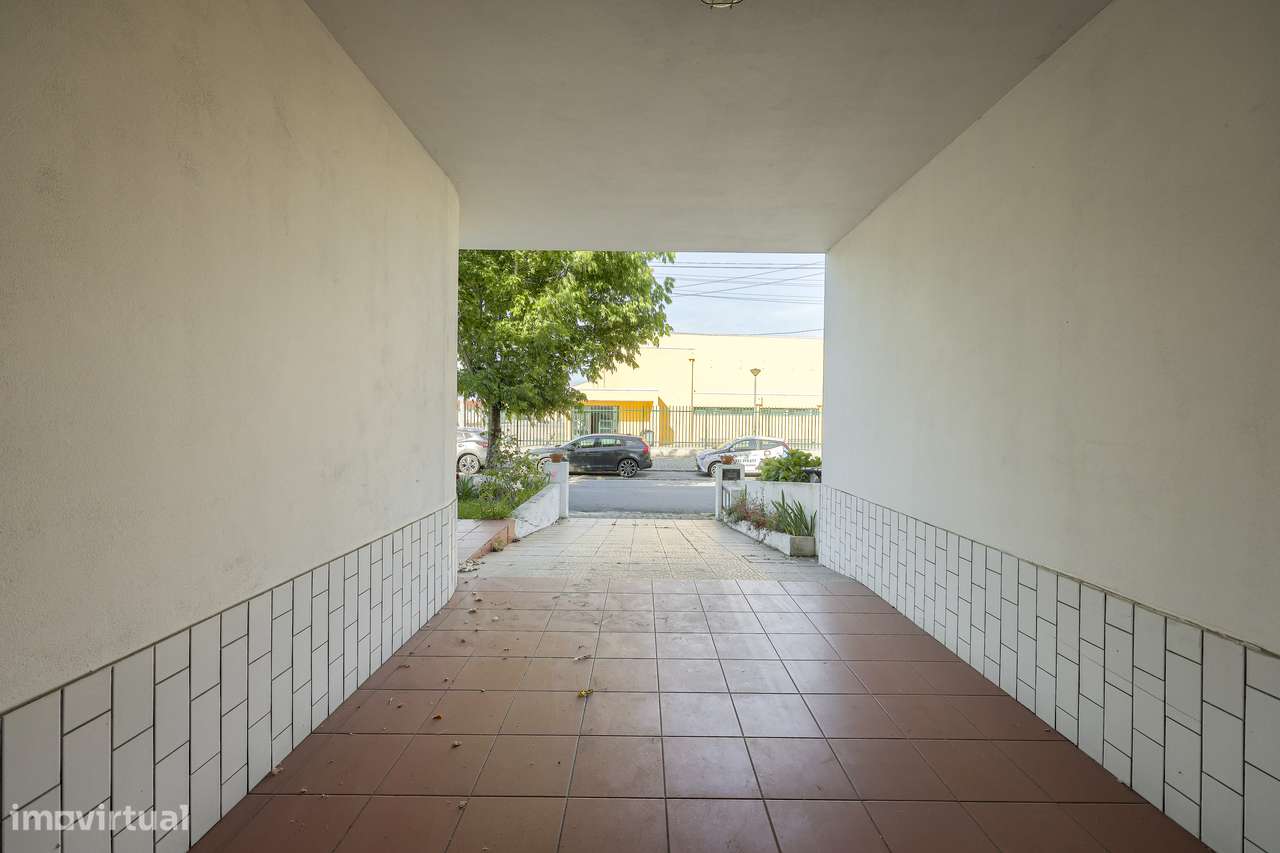 Oportunidade - Moradia T4 com anexos, garagem fechada e jardim-12