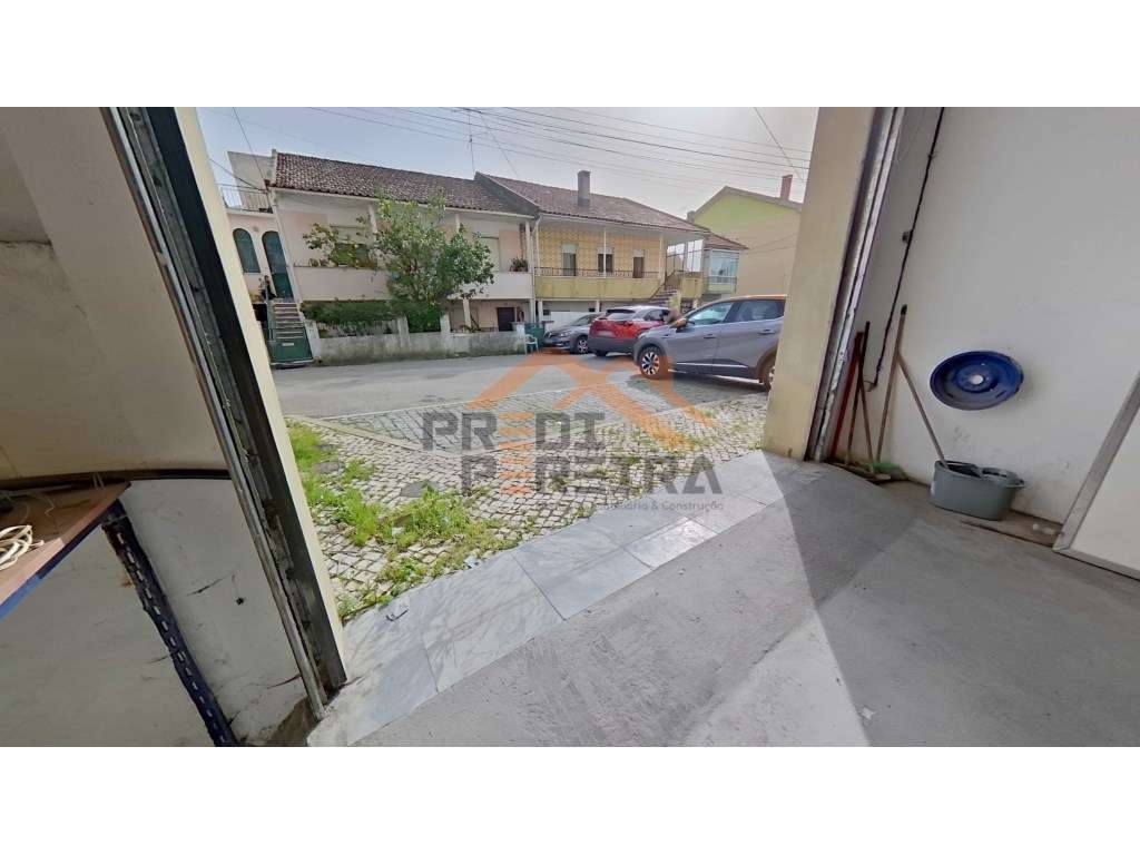 Situado na Ponte da Bica, Caneças, armazém à venda. - Grande imagem: 3/21