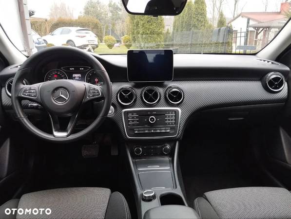 Mercedes-Benz GLA 200 7G-DCT - 9