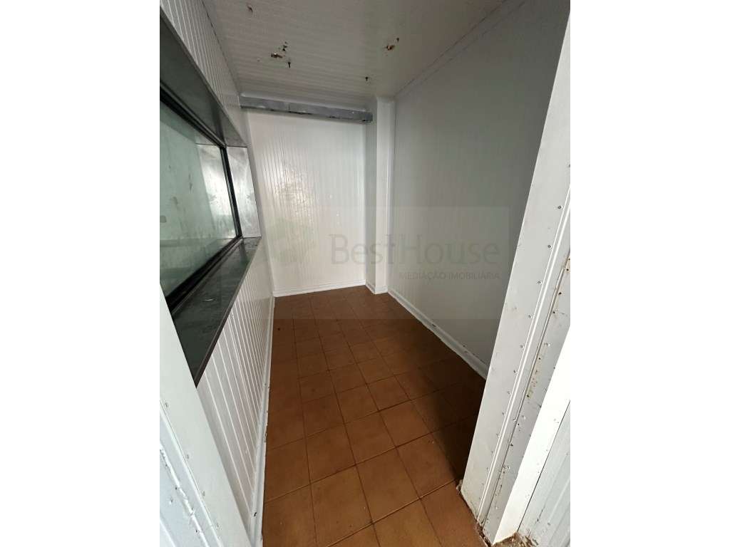 Vende-se Loja no Shopping Center de Massamá-12