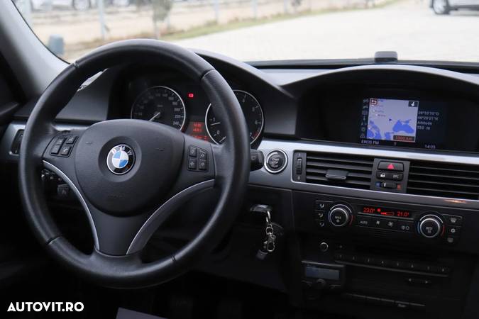 BMW Seria 3 318i Touring - 10