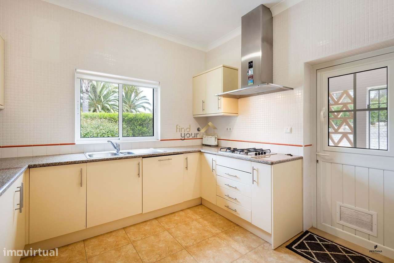 Moradia T4 com piscina, único piso,  com acesso direto ao exclusivo Ca-6