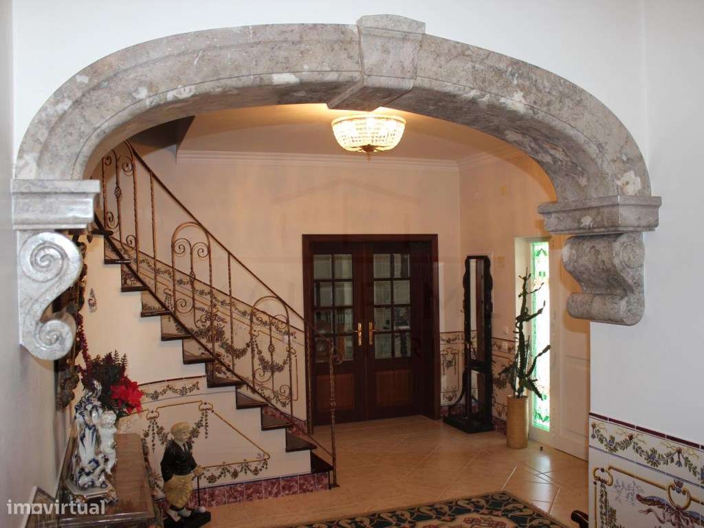 Luxuosa moradia T5 + 1 em Rio Maior-7