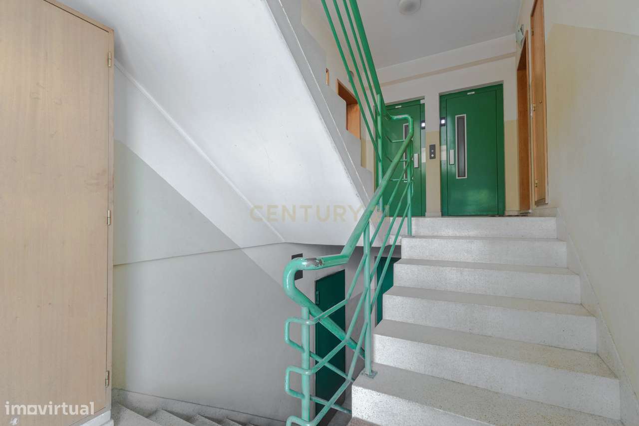 Fantástico Apartamento T2 com Lareira, Varanda e Lugar de Garagem | Fâ-23