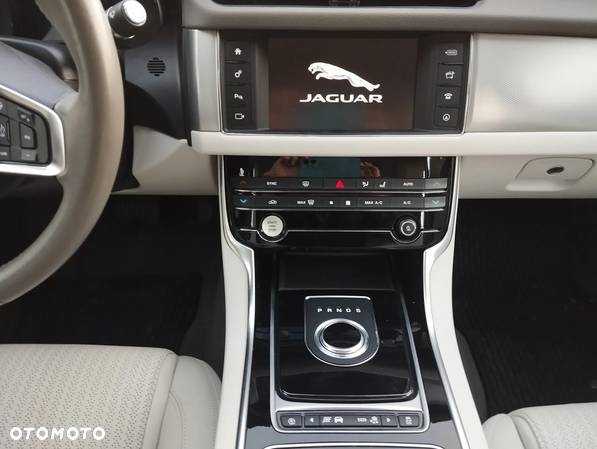 Jaguar XF 2.0 T Prestige - 11