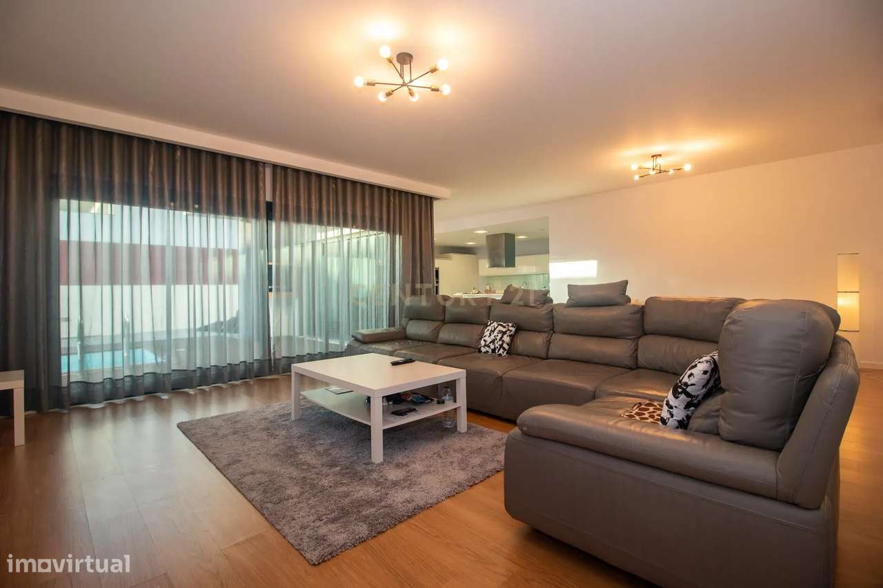 Viva o Luxo à Beira-Mar: Moradia Espetacular T5 com Piscina na Deslumb-5