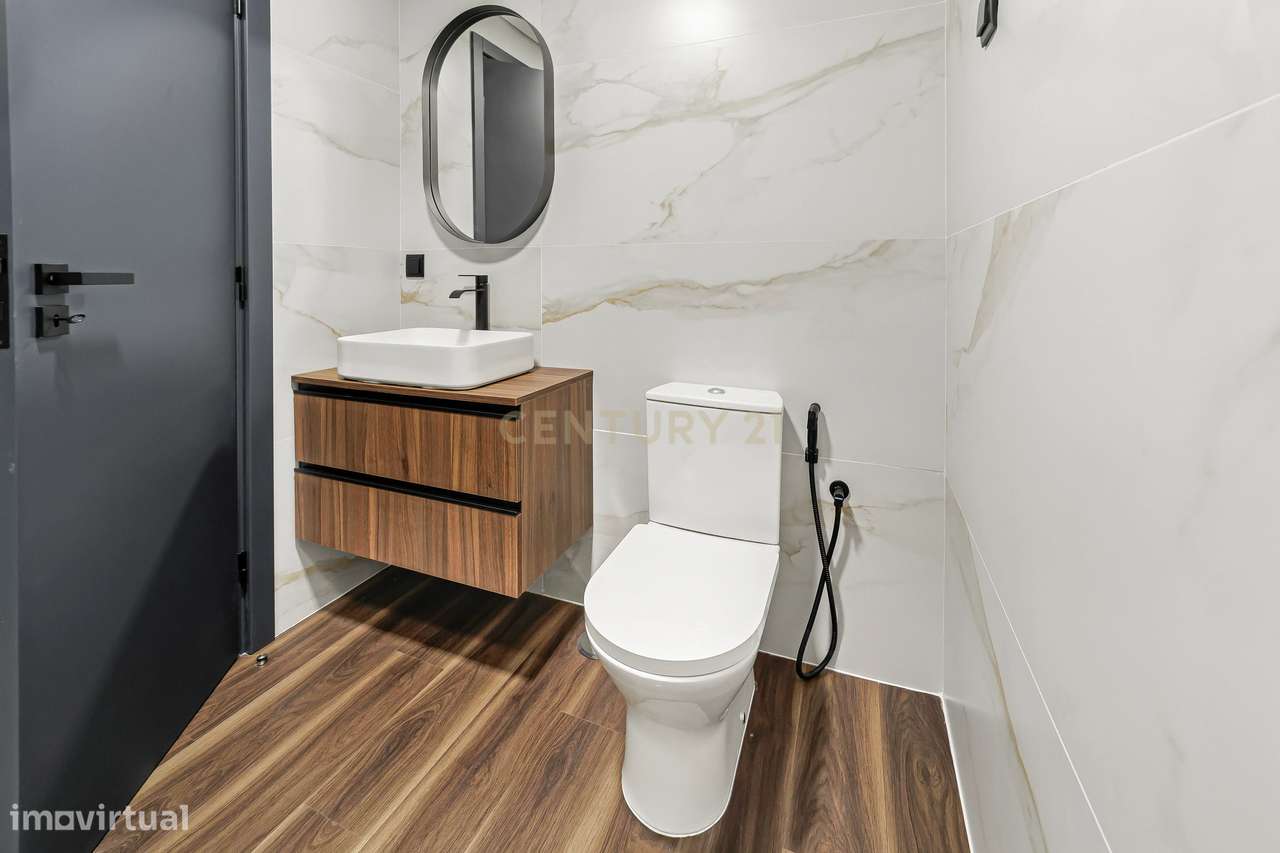 Espaçoso Apartamento T3 Totalmente Renovado em prédio com elevador no-15