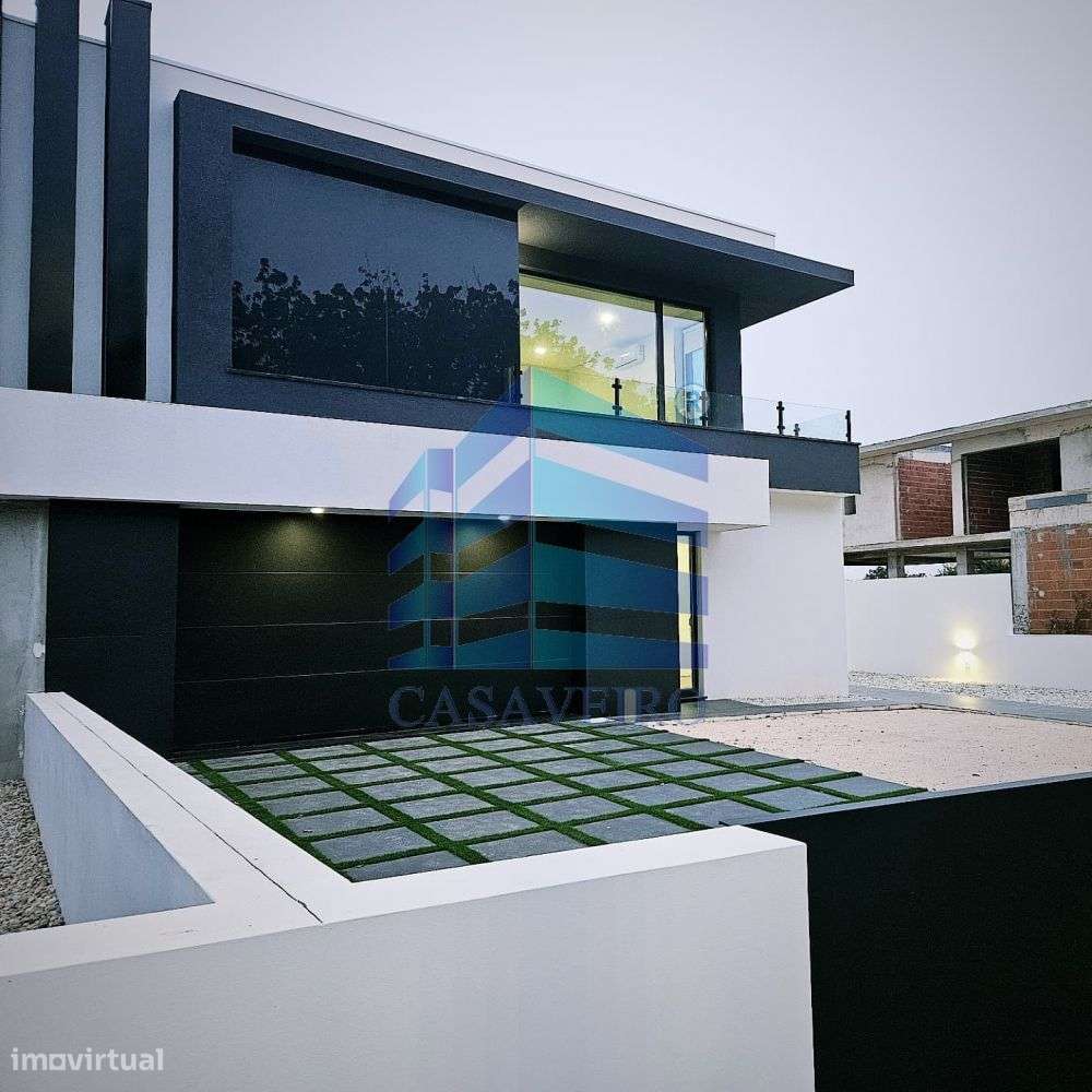 Moradia T4 Geminada em Santa Joana-6