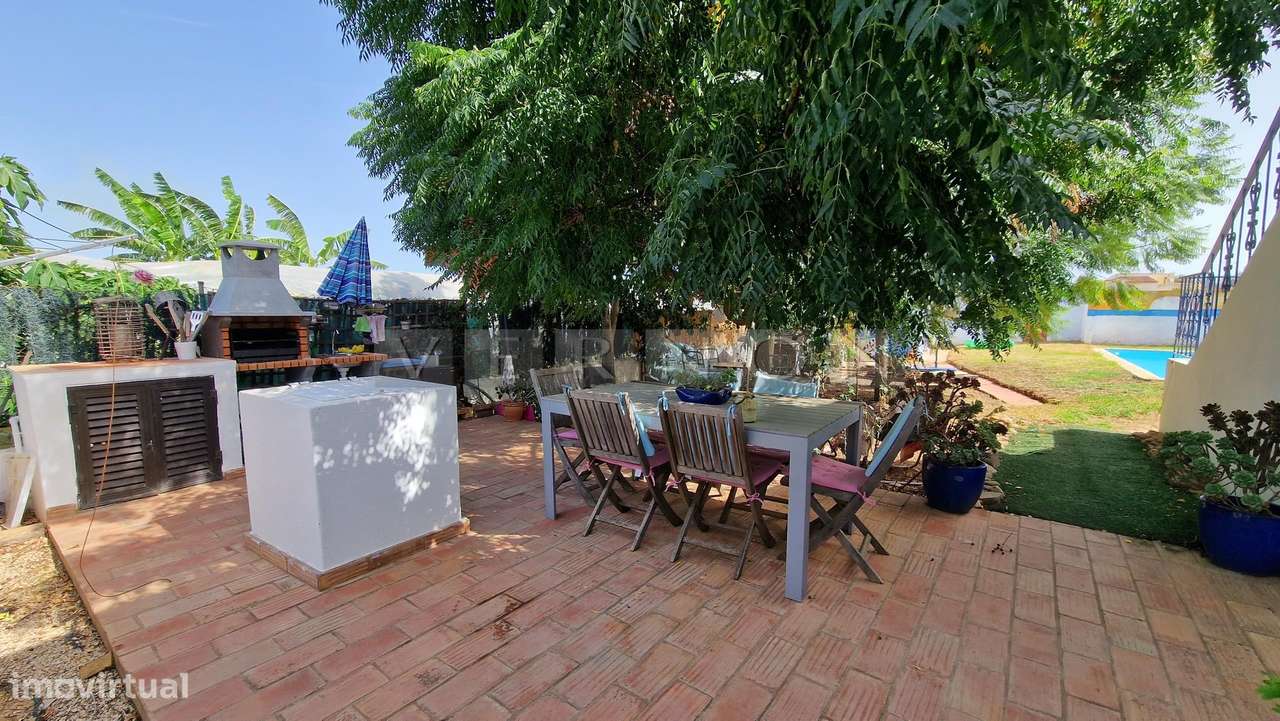 Charmosa e espaçosa moradia com 3 quartos e piscina para venda entre L-40