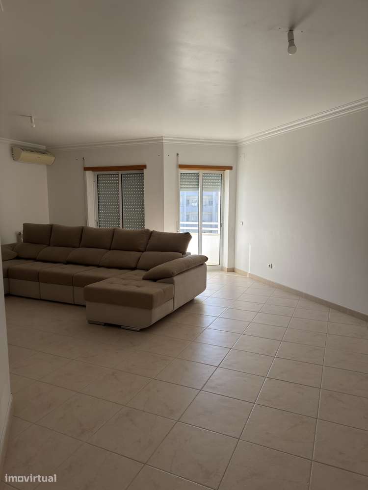 Apartamento T3 com Cozinha Equipada, AC e Garagem no Carregado - Grande imagem: 4/35