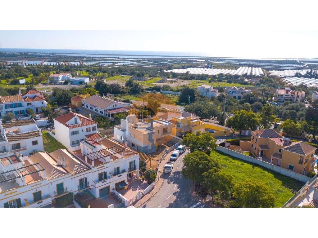 Moradia Isolada V4 com Piscina em Construção-36