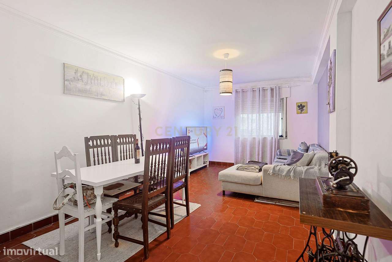 T2 em Caparide com Excelente Luminosidade e Posição Elevada nas Trasei - Grande imagem: 3/15