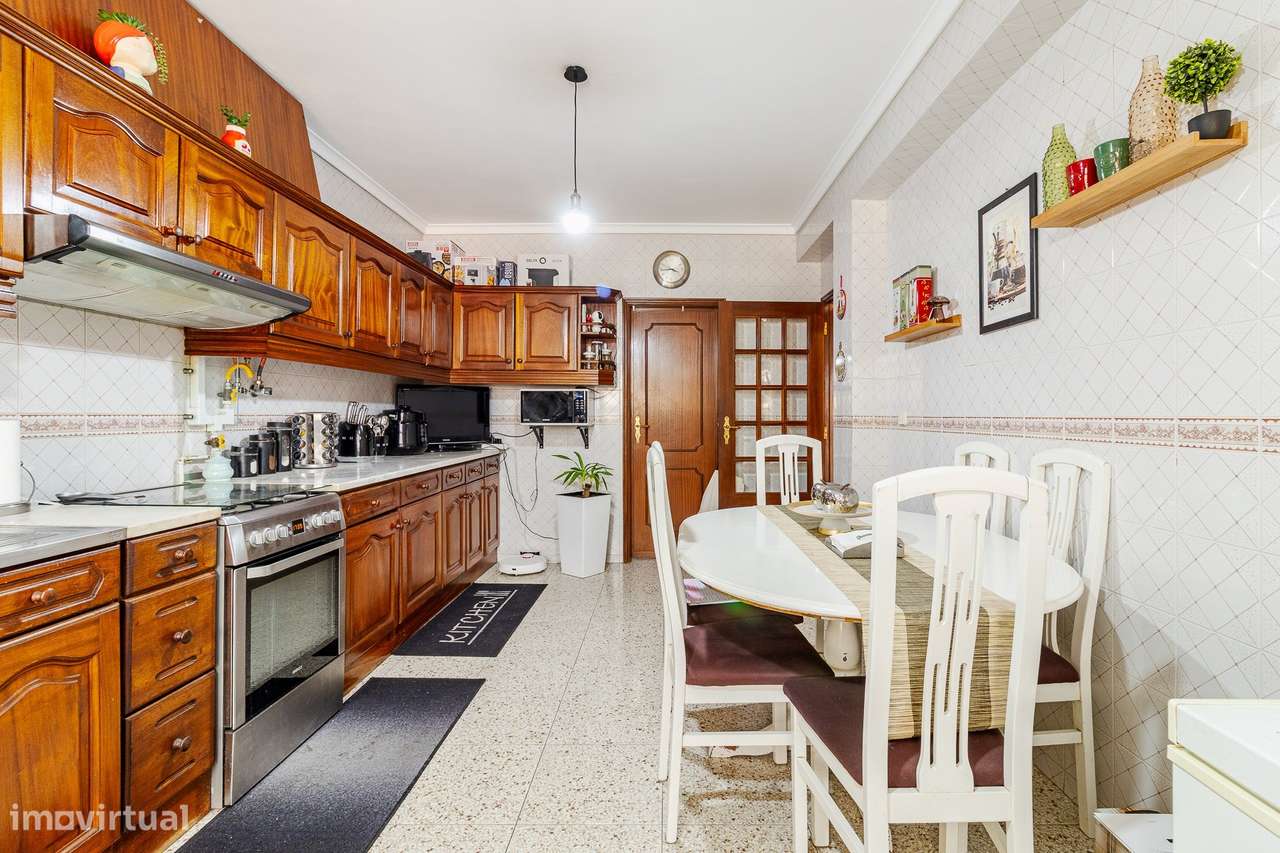 T3 de Excelência com T0 Independente, Garagem Fechada e 3 Lugares de E-58