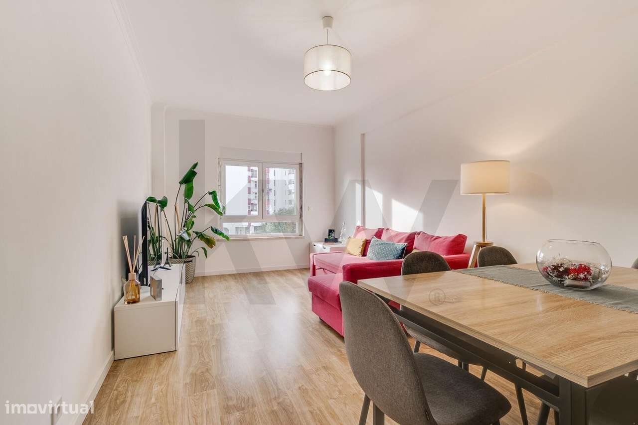 Apartamento T2 totalmente renovado com Suite, Varanda e Arrecadação na-4