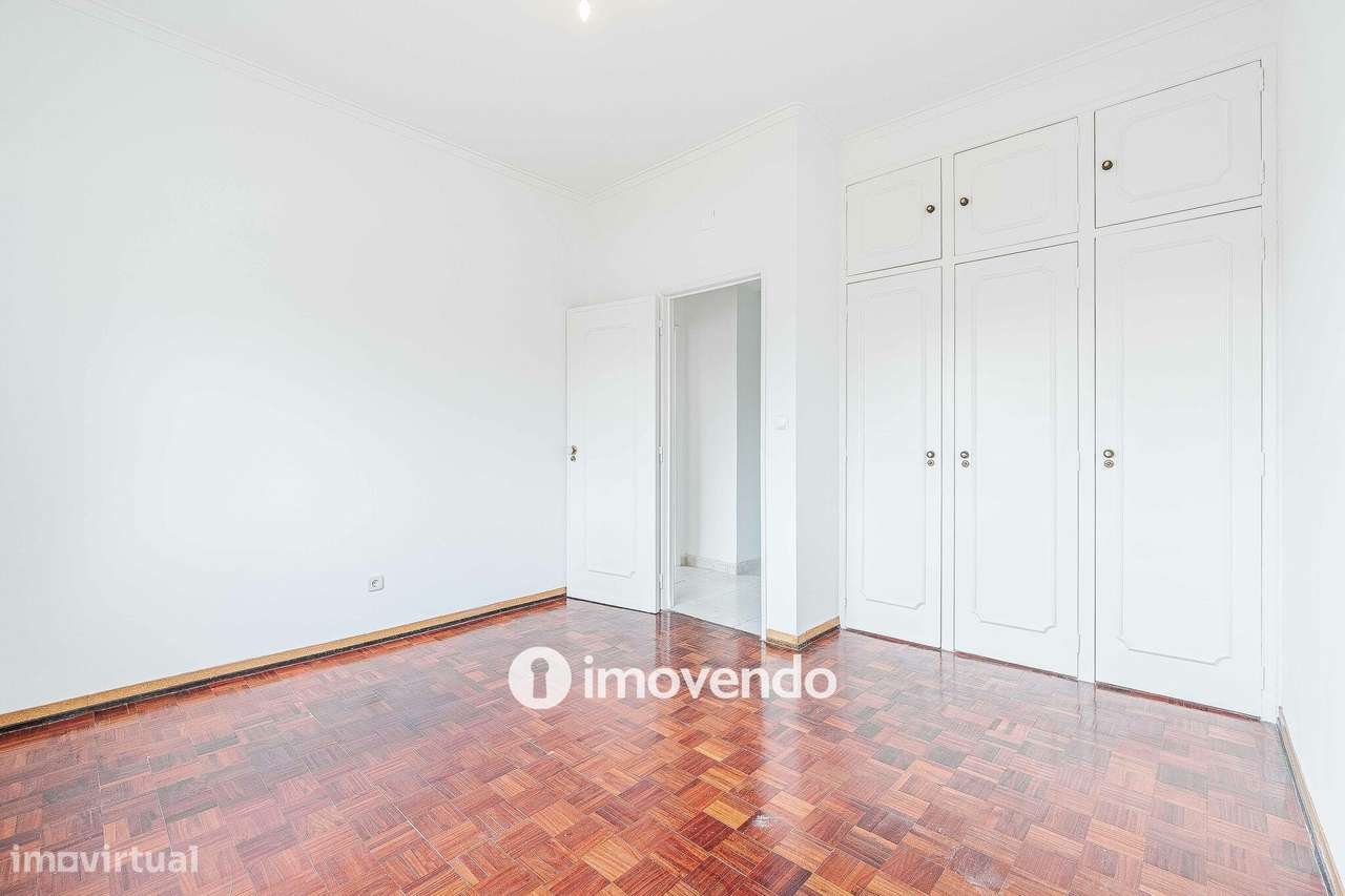 Apartamento T2 com áreas amplas, em Odivelas-14