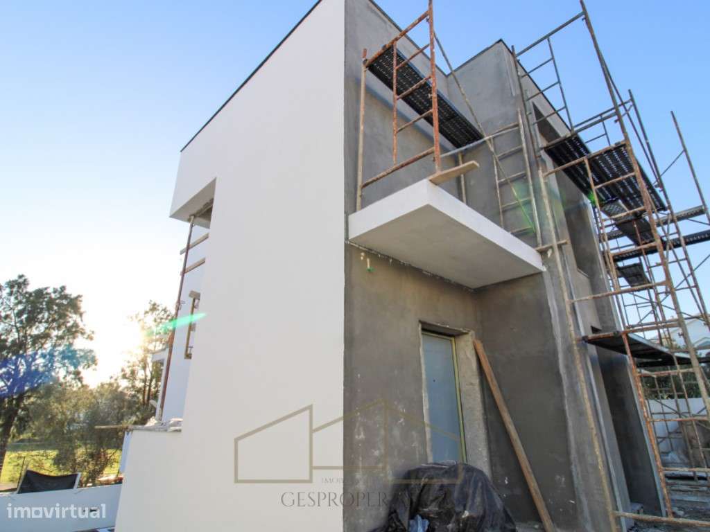 Moradia T4 Geminada com piscina na Sobreda-35