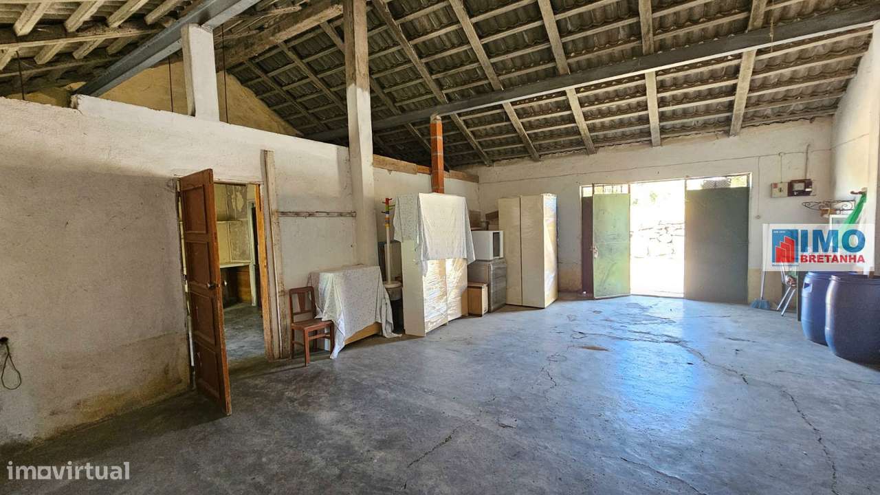 Garagem com terreno e anexos na Lousa-2