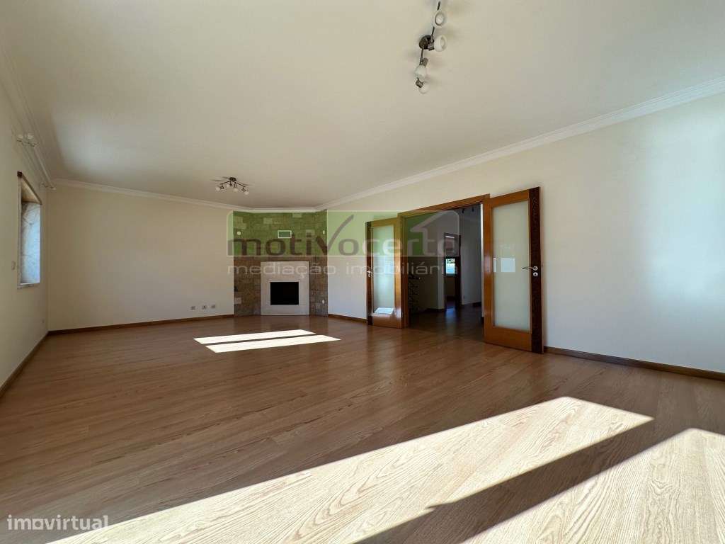 Moradia T4 com Sótão e Cave em Caparide, Cascais. Perto do Colégio ... - Grande imagem: 2/33