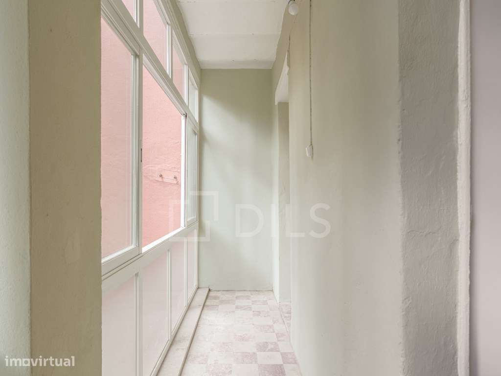 Apartamento T2 com terraço, para reabilitar nos Anjos, Lisboa-12